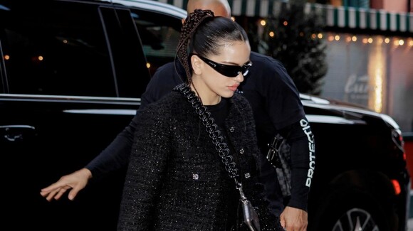 Le total look noir de Rosalía nous laisse plusieurs messages clairs