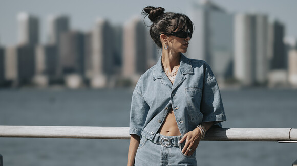 La tendance qui déferle et qui est déjà devenue notre nouvelle signature : le blazer en jean