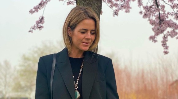 Amelia Bono prévient que cet automne, vous aurez besoin d'un pull ou d'un sweat à rayures marinières