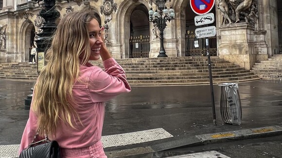 María Pombo et la combinaison en jean rose parfaite pour la mi-temps