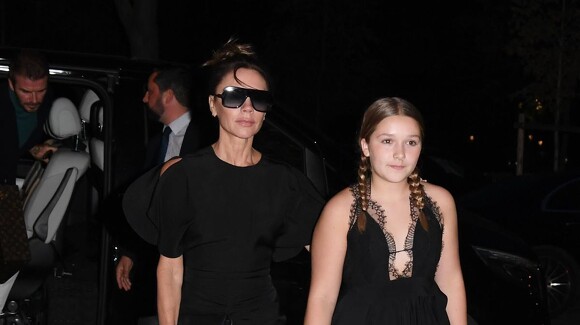 Le look de Harper Beckham avec une robe en dentelle et des baskets qui a fait polémique
