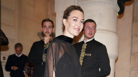 Marta Ortega avec la robe noire avec une cape qui marche toujours