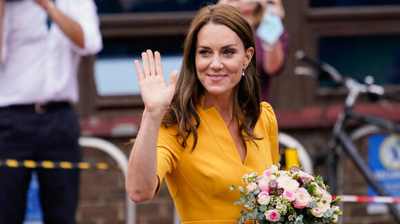 Kate Middleton se débarrasse du deuil entre bouquets de fleurs et nouveau-nés (et avec une robe des soldes)