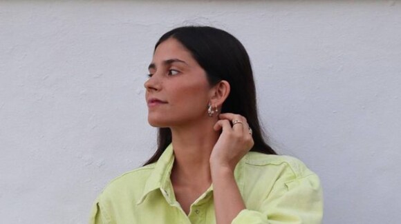 Vous voudrez combiner la robe de María García de Jaime avec vos bottes hautes