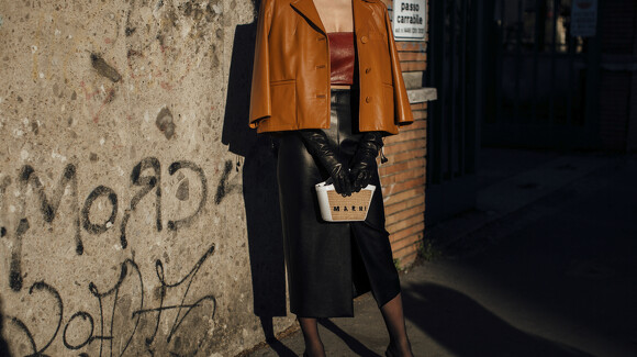 Si les Parisiennes aiment les jupes en cuir, ce n'est pas par hasard.