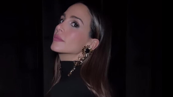 Et ces boucles d'oreilles Zara que Rocío Osorno a portées viennent d'une autre planète