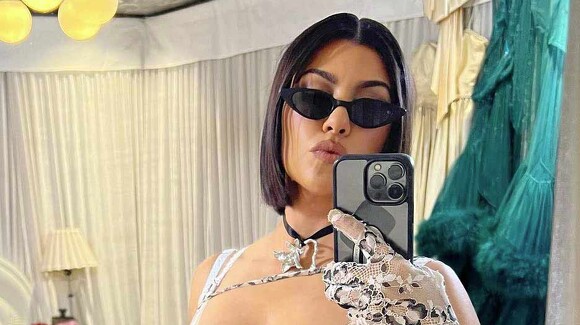 Kourtney Kardashian nous apprend à porter le soutien-gorge à l'envers, la tendance la plus audacieuse du moment