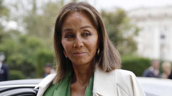 Isabel Preysler et le costume d'invité avec un gilet qu'elle pourrait partager avec Tamara Falcó