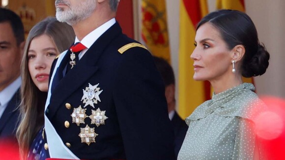 La reine Letizia, impeccable dans une robe cape ajourée et à pois le jour de Christophe Colomb