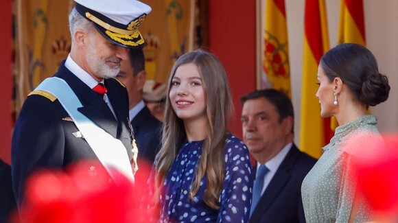 L'Infante Sofía, assortie aux pois de la reine Letizia, et avec un clin d'œil à la princesse Leonor ?  le jour hispanique 2022