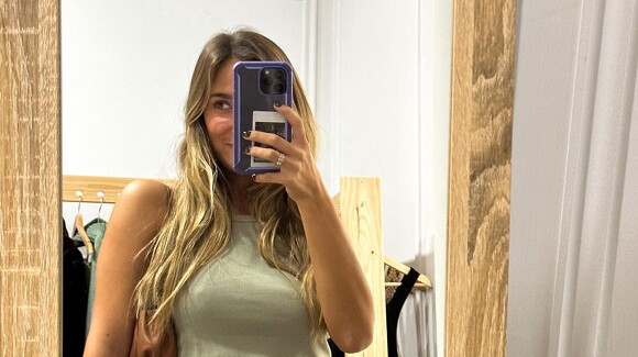 María Pombo vend cette longue jupe fleurie en un temps record