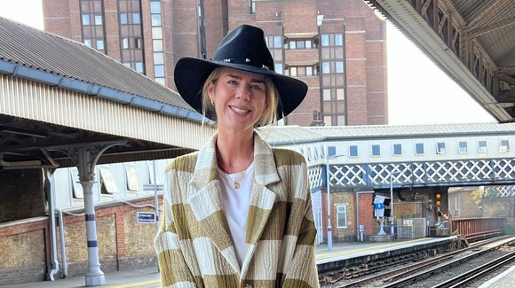 Amelia Bono dans un look monochrome de Zara avec un pantalon "confortable" et un blazer
