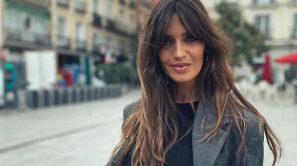 Sara Carbonero est très clair que les meilleurs compagnons d'un costume sont des baskets