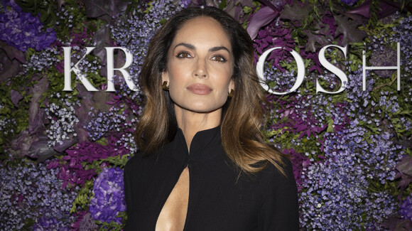 Eugenia Silva montre qu'une robe en maille sera le vêtement qui stylisera le plus votre silhouette