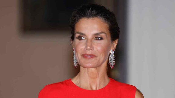 La reine Letizia et sa spectaculaire robe rouge "demi-cape" pour le dîner d'État en Allemagne
