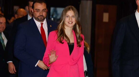 Leonor réapparaît dans un costume rose bonbon et un haut de lingerie