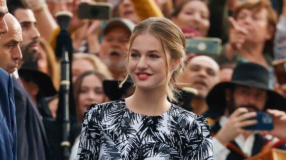 La princesse Leonor éblouissante dans une robe imprimée 'strass'