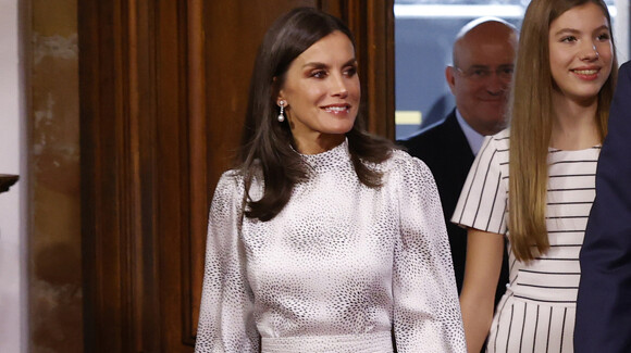 La reine Letizia sauve un dessin de Cherubina et ses boucles d'oreilles les plus spéciales pour le public