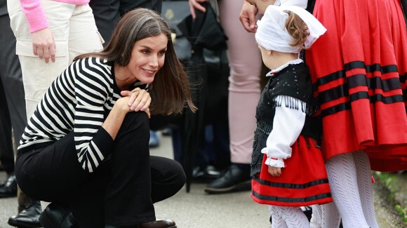 La reine Letizia avec le look noir et blanc qui ne manque jamais lors de sa visite à la Ville exemplaire