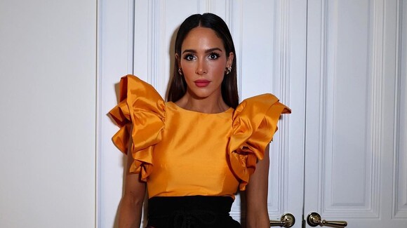 Rocío Osorno et robe noire avec des perles parfaites pour Noël