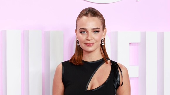 Laura Escanes rend la robe noire découpée la plus élégante la plus élégante