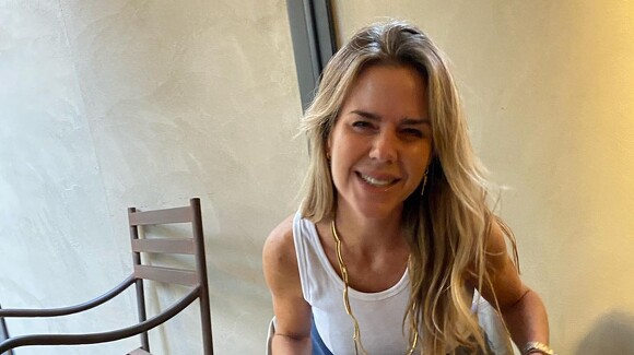 Amelia Bono sait que la meilleure façon de porter des bottines cowboy est de les combiner avec un 'total look' en noir