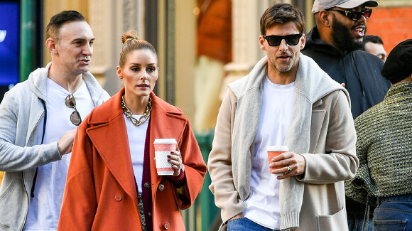 Olivia Palermo confirme que les bottes hautes se portent avec une minijupe et que l'orange a fière allure en automne