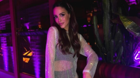 C'est une robe nette lumineuse de Zara signée par Rocío Osorno est hypnotique