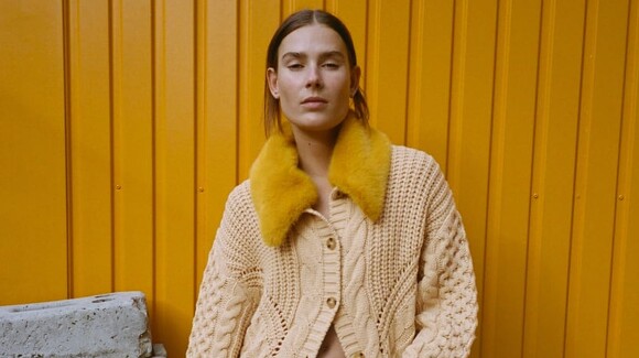 Cardigan à col fourrure, la tendance nineties qui revient un an de plus pour les journées les plus froides