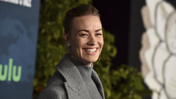 Le style monochrome de Serena de 'The Handmaid's Tale', avec un pantalon de motard, pour présenter la 5ème saison