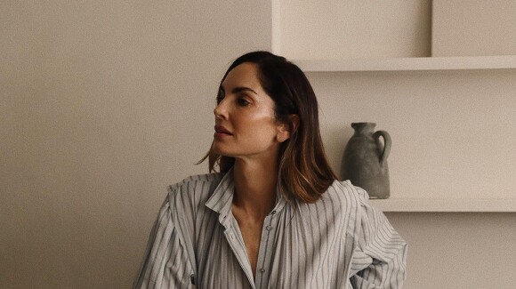 Eugenia Silva sait bien que la chemise rayée est le basique qui ne peut pas manquer dans votre garde-robe d'automne