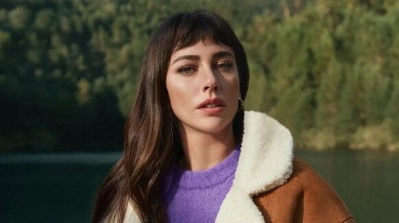 Blanca Suárez montre que les paillettes se portent aussi avec un pull