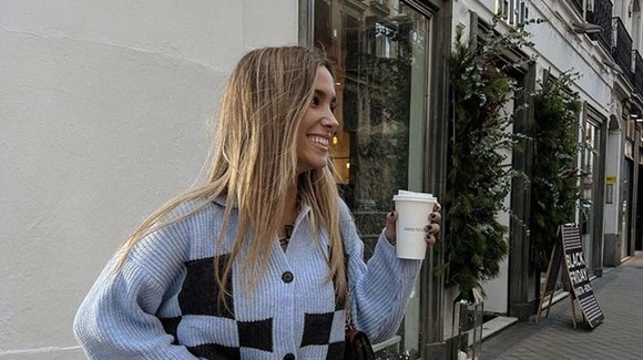 María Pombo donne une touche solide à ses looks avec cette veste de motard effet cuir de Mango