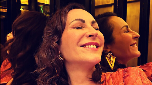 Ana Milan a la robe d'invité parfaite pour les mariages d'automne