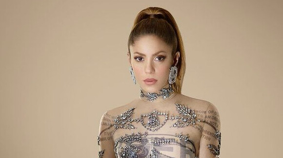 Shakira, explosive avec une robe de soirée bijou transparente