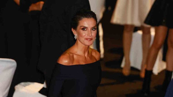 La reine Letizia opte pour le décolleté bateau le plus élégant et le plus flatteur