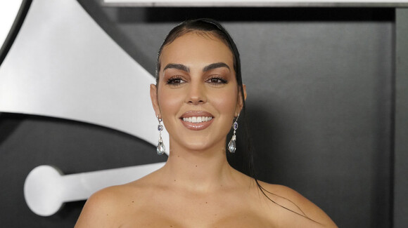 Georgina Rodríguez à couper le souffle habillée en sirène et semi-transparente dans un acte précédant les Latin Grammys