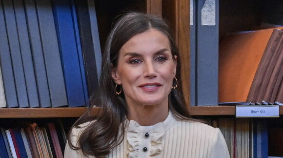 Il faut parler de la robe de soirée spectaculaire que la reine Letizia a récupérée en Croatie et de ses boucles d'oreilles empruntées