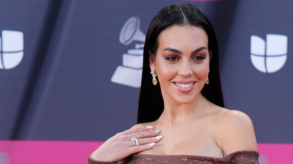Après son look de sirène, Georgina Rodríguez brille avec un look cristal et un décolleté bardot aux Latin Grammys