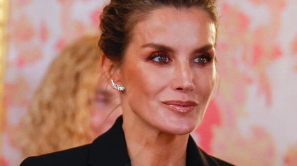 La reine Letizia sauve le costume noir le plus élégant avec des plumes dans son placard