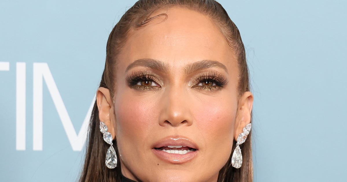 J Lo porte un haut court corset et une jupe taille basse en cuir