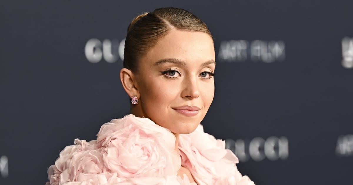 Sydney Sweeney porte une petite robe en cuir noir