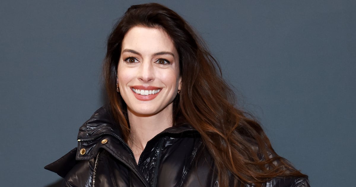 Anne Hathaway portant une doudoune corset Versace à Sundance