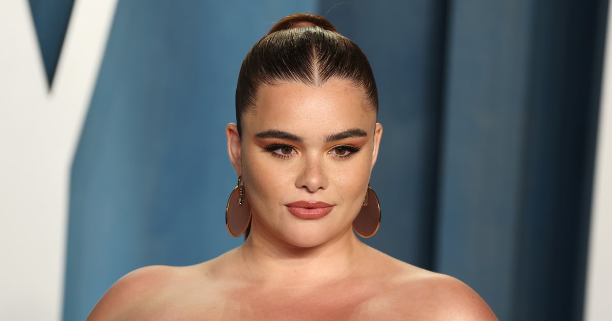 Barbie Ferreira pose dans un maillot de bain une pièce découpé Miaou