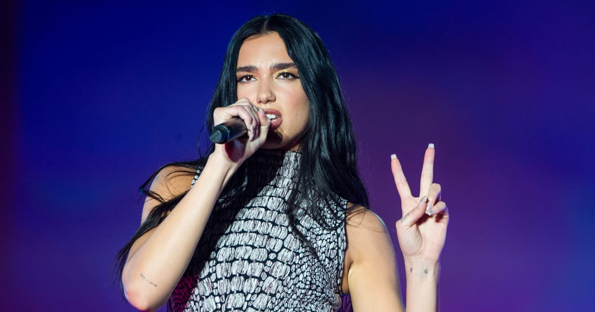 Dua Lipa porte une minirobe scintillante avec un string exposé pour NYE
