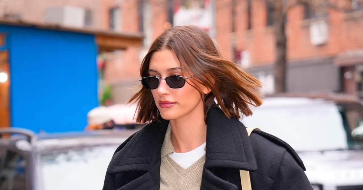 Hailey Bieber porte une minijupe et des mocassins à New York |  Photos