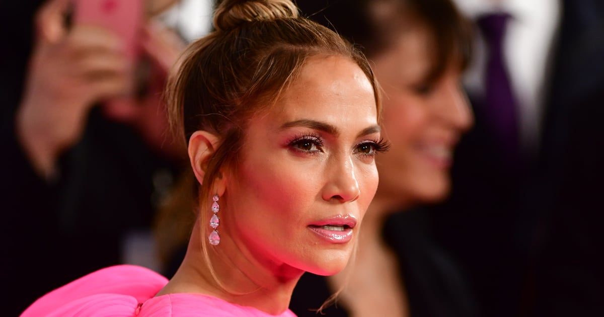 J Lo porte une robe rose Magda Butrym et un trench en cuir