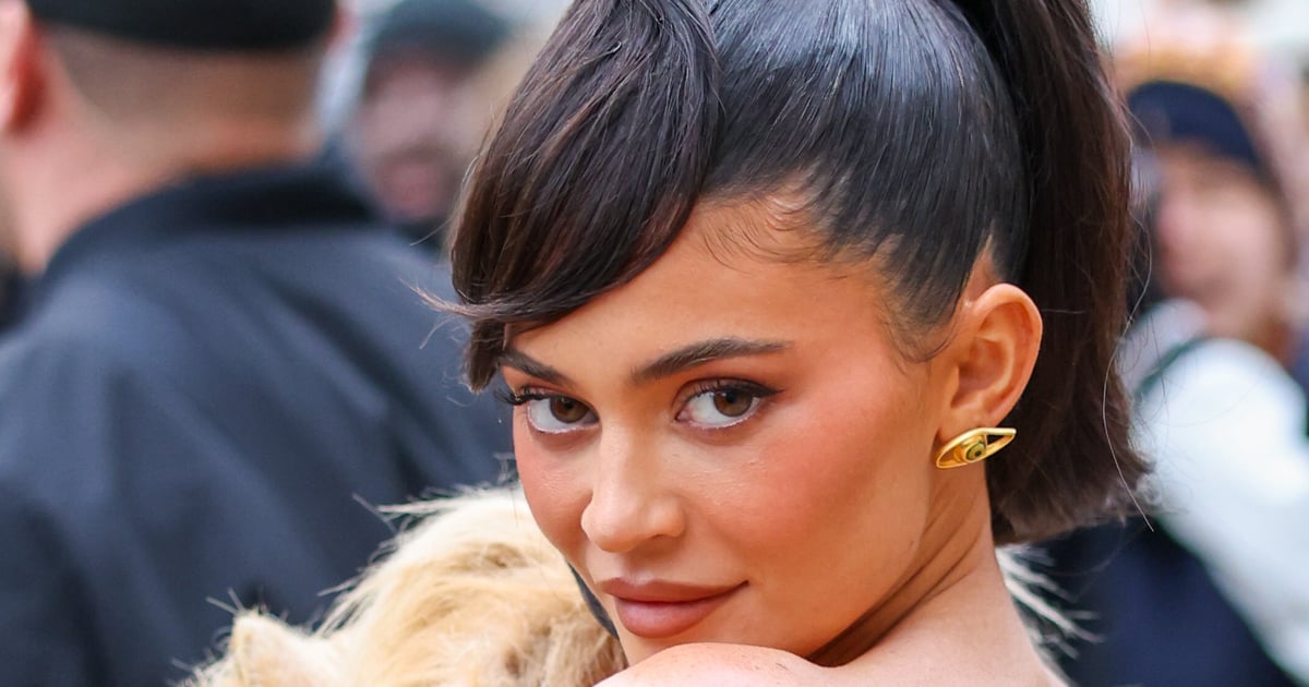 Kylie Jenner porte un blazer à boucle découpée Lado Bokuchava
