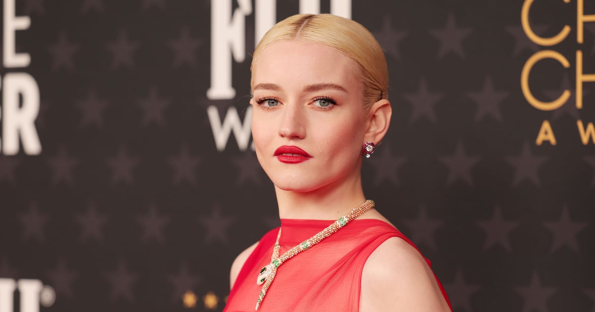 La robe Ferragamo de Julia Garner aux Critics' Choice Awards