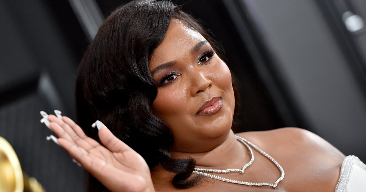 Le bikini blanc de Lizzo et les bottes Prada Moon en vacances à la plage